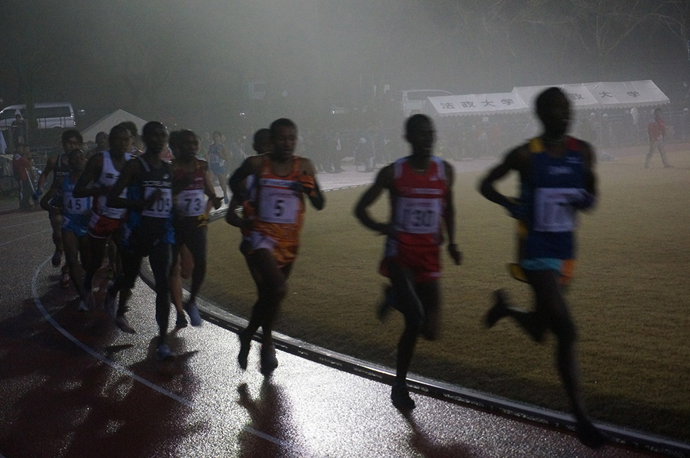 Kenyans dominating in an autumn 10,000 meter showdown at dusk in the magical mist