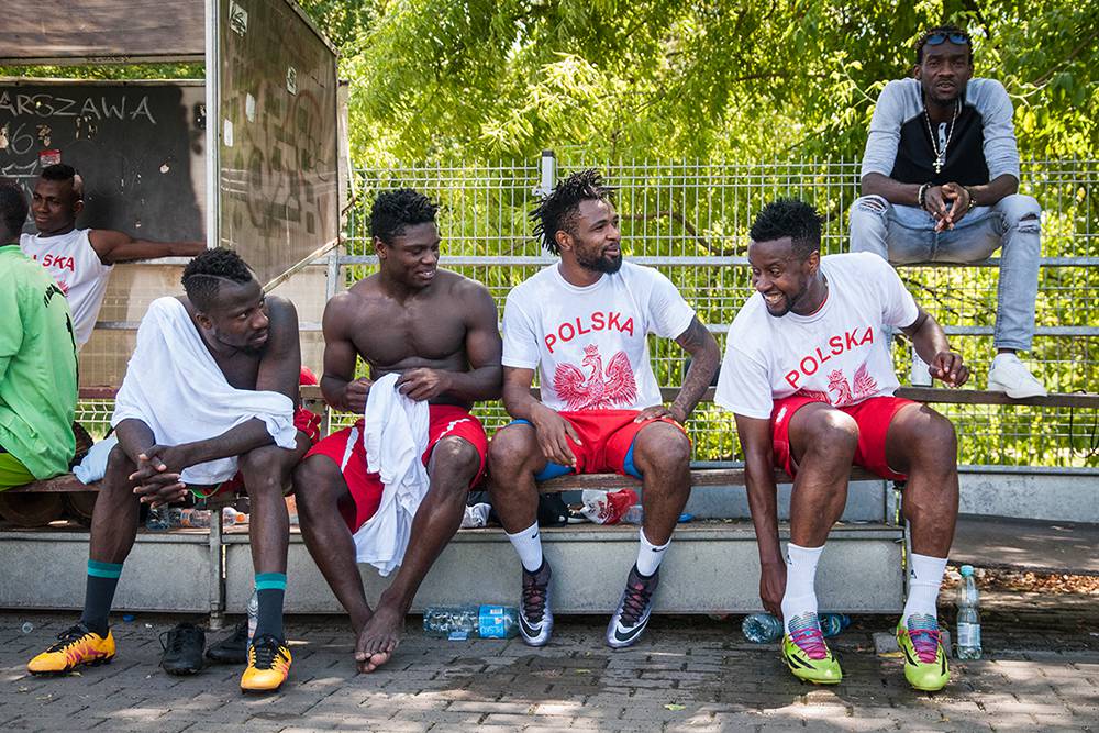 Professional players relax and rest on the bench at halftime, exchanging jokes and banter. Warsaw, Summer 2016. (Photo Paweł Banaś)